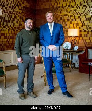 L'Aia, Niederlande. 04th maggio, 2023. Re Willem-Alexander dei Paesi Bassi a Palace Huis ten Bosch a l'Aia, il 04 maggio 2023, per ricevere in udienza Volodymyr Zelensky, il Presidente dell'Ucraina Credit: Rota Remko de Waal/ Albert Nieboer/Netherlands OUT/Point de Vue OUT/dpa/Alamy Live News Foto Stock