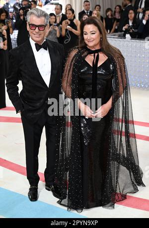 New York, Stati Uniti. 1 maggio 2023. Pierce Brosnan e sua moglie Keely Shaye Smith arrivano al Met Gala. Crediti: Doug Peters/EMPICS/Alamy Live News Foto Stock