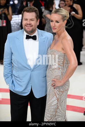 New York, Stati Uniti. 1st maggio 2023. James Corden e Julia Carey arrivano al Met Gala 2023, il Metropolitan Museum of Art, New York. Tema di quest'anno i Foto Stock