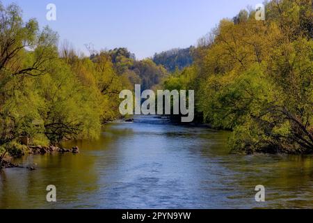 Vista panoramica del fiume Tuckasegee nella città di Dillsboror, North Carolina. Foto Stock