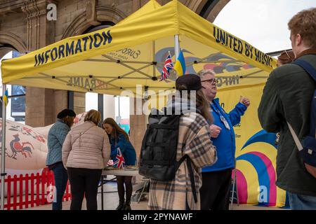 Liverpool, Inghilterra. 9 giorni prima della finalissima di Eurovsion 2023. 4th maggio 2023 Centro informazioni della stazione di Lime Street. Volontari che aiutano il turista in città per il Concorso Eurovisione 2023. Liverpool sta ospitando per conto dell'Ucraina. Foto Stock