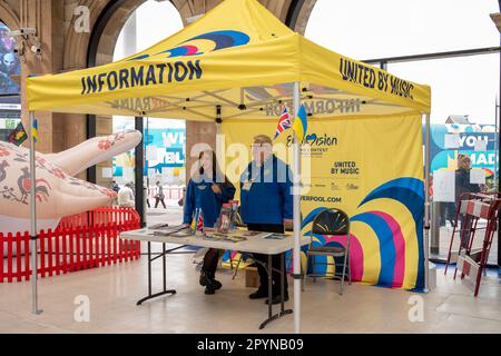 Liverpool, Inghilterra. 9 giorni prima della finalissima di Eurovsion 2023. 4th maggio 2023 Centro informazioni della stazione di Lime Street. Volontari che aiutano il turista in città per il Concorso Eurovisione 2023. Liverpool sta ospitando per conto dell'Ucraina. Foto Stock