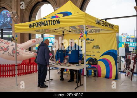 Liverpool, Inghilterra. 9 giorni prima della finalissima di Eurovsion 2023. 4th maggio 2023 Centro informazioni della stazione di Lime Street. Volontari che aiutano il turista in città per il Concorso Eurovisione 2023. Liverpool sta ospitando per conto dell'Ucraina. Foto Stock