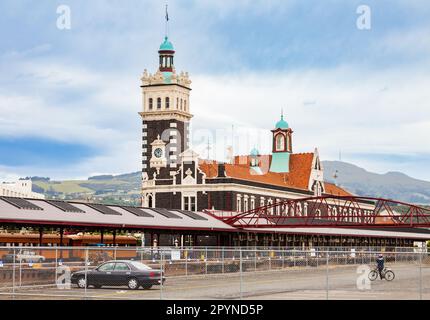 Dunedin, Nuova Zelanda - 3 gennaio 2010: Eclettico edificio in stile rinascimentale fiammingo della storica stazione ferroviaria, una popolare attrazione turistica a South Isl Foto Stock