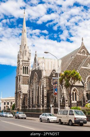 Dunedin, Nuova Zelanda - 3 gennaio 2010: George Street con la chiesa gotica di Knox, la più grande chiesa di Dunedin Foto Stock