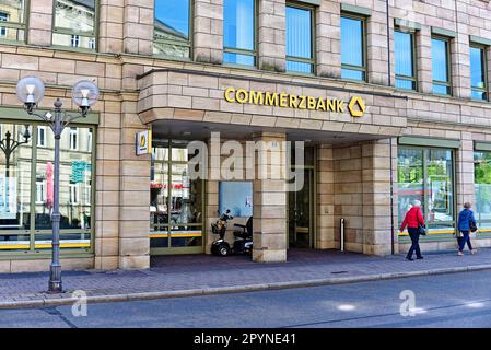 Economia, logo, nome della società, banche: Scritta della società Commerzbank su una facciata Foto Stock