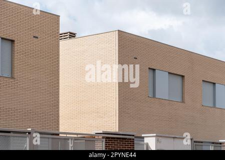 Nuove case unifamiliari costruite in mattoni alla periferia di una città. Marchamalo, Guadalajara. Immobiliare, costruzione sostenibile e investimenti Foto Stock