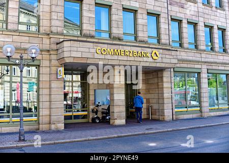 Economia, logo, nome della società, banche: Scritta della società Commerzbank su una facciata Foto Stock