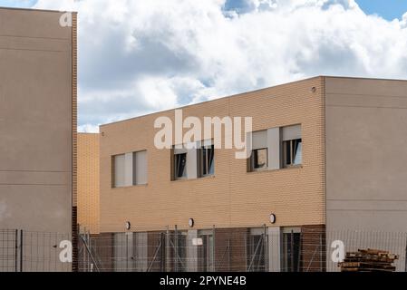 Nuove case unifamiliari costruite in mattoni alla periferia di una città. Marchamalo, Guadalajara. Immobiliare, costruzione sostenibile e investimenti Foto Stock