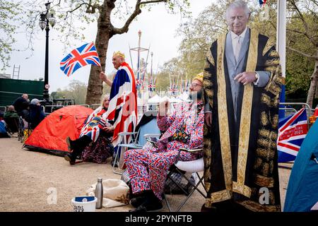 Con tre giorni di tempo prima dell'incoronazione di Re Carlo III, i reali che hanno già fatto campeggio vicino a Buckingham Palace nel Mall per diverse notti, attendono il grande evento con un taglio a grandezza naturale del nuovo re, il 4th maggio 2023, a Londra, Inghilterra. Foto Stock