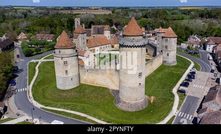 Veduta aerea del castello francese di Blandy les Tours in Seine et Marne - medievale fortezza feudale con un recinto esagonale protetto da grande rotonda Foto Stock