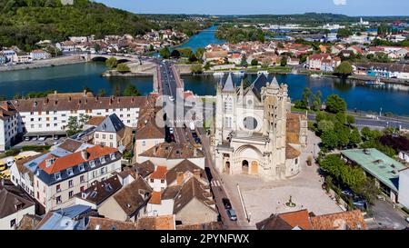 Veduta aerea della Collegiata di Notre Dame et Saint Loup ('nostra Signora e Saint Wolf') nella città di Montereau Fault Yonne a Seine et Marne, F Foto Stock