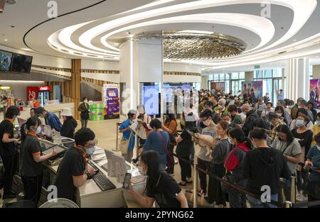 Centinaia di persone si accodano al Popcorn Cinema di Tseung Kwan o per $30 biglietti per il cinema che saranno venduti oggi su 11am per il Cinema Day 2023 il 29 aprile, parte della campagna "Happy Hong Kong" lanciata dal governo di Hong Kong all'inizio di questa settimana. 27APR23 SCMP / Elson li Foto Stock