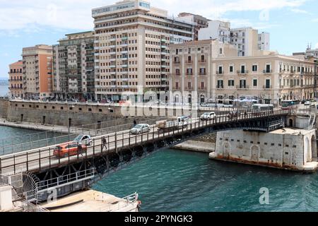 Panoramica del Ponte di San Francesco di Paola, comunemente chiamato Ponte Girole a Taranto, Puglia Foto Stock