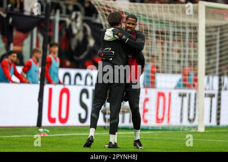 Mike Maignan dell'AC Milan abbraccia Ciprian Tatarusanu dell'AC Milan durante la Serie 2022/23 una partita di calcio tra l'AC Milan e il Cremonese americano a San Siro Stadi Foto Stock