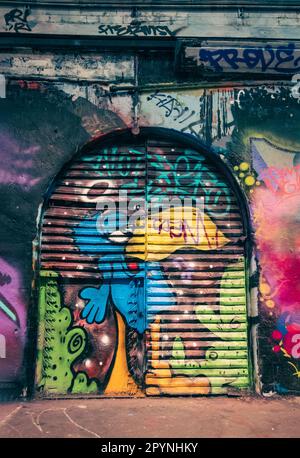 Una porta decorata con graffiti d'arte al Vaults a Londra, Regno Unito. Foto Stock