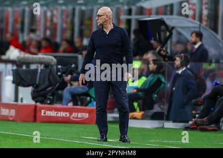 Davide Ballardini Head Coach of US Cremonese guarda durante la Serie A 2022/23 Football Match tra AC Milan e US Cremonese allo Stadio di San Siro, MIL Foto Stock