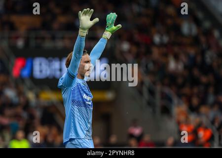 Marco Carnesecchi di US Cremonese gesta durante la Serie A 2022/23 football match tra AC Milan e US Cremonese allo Stadio San Siro di Milano Foto Stock