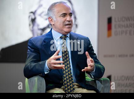 Gmund, Germania. 04th maggio, 2023. Garry Kasparov, presidente dell'iniziativa per la democrazia di rinnovo, partecipa al vertice di Ludwig Erhard. Kasparov riceve il Premio Media Freedom. Credit: Sven Hoppe/dpa/Alamy Live News Foto Stock