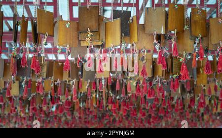 Le placche di legno che desiderano scritte o Ema sono tavolette di legno rettangolari offerte agli dei appendono sulle cremagliere nel Santuario del pilastro della città con i desideri per il bene Foto Stock