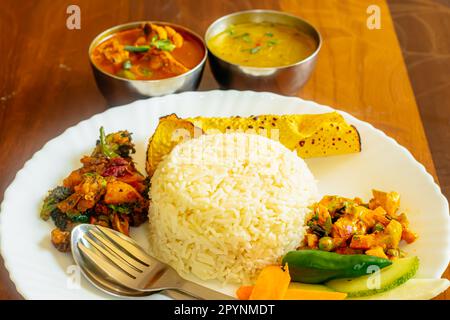 Nepalese cibo e spuntini dal Bhaat, Sekuwa, Khaja set, Mo mo, gnocchi, Chhoila, patate, formaggio Foto Stock