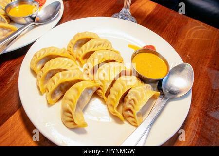 Nepalese cibo e spuntini dal Bhaat, Sekuwa, Khaja set, Mo mo, gnocchi, Chhoila, patate, formaggio Foto Stock