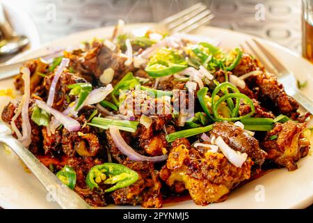 Nepalese cibo e spuntini dal Bhaat, Sekuwa, Khaja set, Mo mo, gnocchi, Chhoila, patate, formaggio Foto Stock