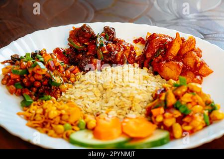 Nepalese cibo e spuntini dal Bhaat, Sekuwa, Khaja set, Mo mo, gnocchi, Chhoila, patate, formaggio Foto Stock