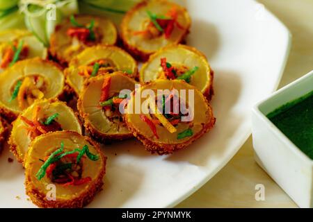 Nepalese cibo e spuntini dal Bhaat, Sekuwa, Khaja set, Mo mo, gnocchi, Chhoila, patate, formaggio Foto Stock