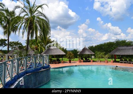Vista della piscina all'Elephant Hills Resort presso le Cascate Vittoria Foto Stock