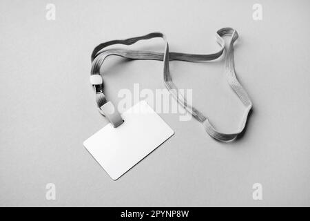 Etichetta con il nome in plastica vuota e cordino. Mockup badge. Foto Stock