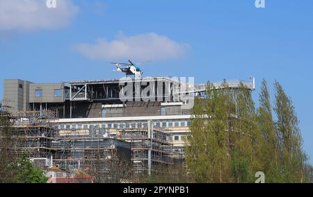 Un elicottero East Surrey Air Ambulance atterra sull'eliporto sul tetto al Kings College Hospital a South London, Regno Unito. Foto Stock