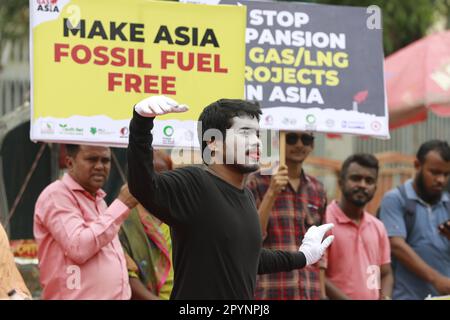 Dhaka, Bangladesh. 4th maggio, 2023. I membri di Don't gas Asia formano una catena umana di fronte al Museo Nazionale di Shahbagh per chiedere la fine dell'estrazione e dell'uso di combustibili fossili, a Dhaka, Bangladesh, 04 maggio 2023. (Credit Image: © Suvra Kanti Das/ZUMA Press Wire) SOLO PER USO EDITORIALE! Non per USO commerciale! Foto Stock