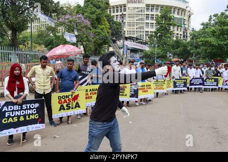 Dhaka, Bangladesh. 4th maggio, 2023. I membri di Don't gas Asia formano una catena umana di fronte al Museo Nazionale di Shahbagh per chiedere la fine dell'estrazione e dell'uso di combustibili fossili, a Dhaka, Bangladesh, 04 maggio 2023. (Credit Image: © Suvra Kanti Das/ZUMA Press Wire) SOLO PER USO EDITORIALE! Non per USO commerciale! Foto Stock