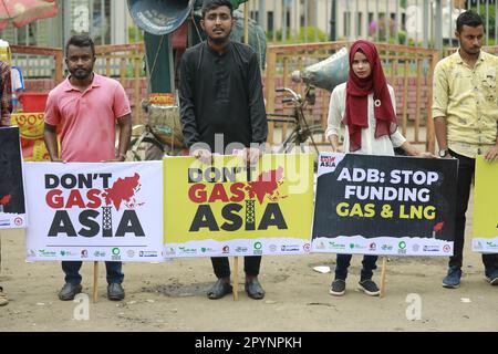 Dhaka, Bangladesh. 4th maggio, 2023. I membri di Don't gas Asia formano una catena umana di fronte al Museo Nazionale di Shahbagh per chiedere la fine dell'estrazione e dell'uso di combustibili fossili, a Dhaka, Bangladesh, 04 maggio 2023. (Credit Image: © Suvra Kanti Das/ZUMA Press Wire) SOLO PER USO EDITORIALE! Non per USO commerciale! Foto Stock