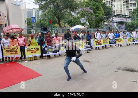 Dhaka, Bangladesh. 4th maggio, 2023. I membri di Don't gas Asia formano una catena umana di fronte al Museo Nazionale di Shahbagh per chiedere la fine dell'estrazione e dell'uso di combustibili fossili, a Dhaka, Bangladesh, 04 maggio 2023. (Credit Image: © Suvra Kanti Das/ZUMA Press Wire) SOLO PER USO EDITORIALE! Non per USO commerciale! Foto Stock