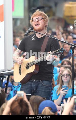 **FOTO DEL FILE** ed Sheeran è stato autorizzato nella prova del copyright. NEW YORK, NY - 6 LUGLIO: Ed Sheeran suona il 'Today' della NBC al Rockefeller Plaza il 6 luglio 2017 a New York City. Credito: Diego Corredor/MediaPunch Foto Stock