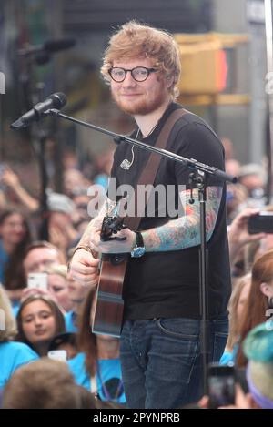 **FOTO DEL FILE** ed Sheeran è stato autorizzato nella prova del copyright. NEW YORK, NY - 6 LUGLIO: Ed Sheeran suona il 'Today' della NBC al Rockefeller Plaza il 6 luglio 2017 a New York City. Credito: Diego Corredor/MediaPunch Foto Stock