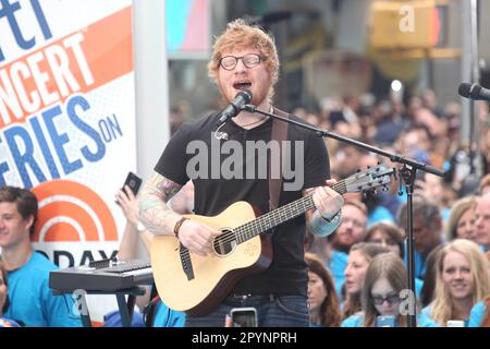 **FOTO DEL FILE** ed Sheeran è stato autorizzato nella prova del copyright. NEW YORK, NY - 6 LUGLIO: Ed Sheeran suona il 'Today' della NBC al Rockefeller Plaza il 6 luglio 2017 a New York City. Credito: Diego Corredor/MediaPunch Foto Stock