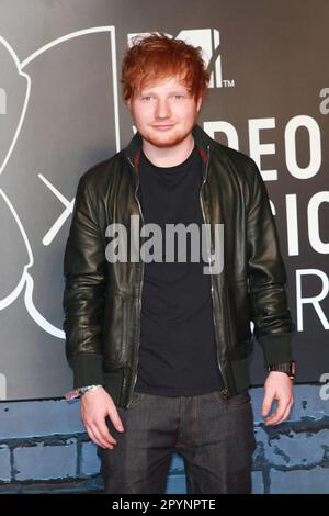 **FOTO DEL FILE** ed Sheeran è stato autorizzato nella prova del copyright. NEW YORK, NY - 25 AGOSTO: Ed Sheeran al MTV Video Music Awards 2013 25 agosto 2013 al Barclays Center di New York. Credit: © Corredor99/MediaPunch Foto Stock