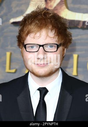 **FOTO DEL FILE** ed Sheeran è stato autorizzato nella prova del copyright. HOLLYWOOD, CA - 2 DICEMBRE: Ed Sheeran al The Hobbit: The Desolation of Smaug Premiere al TCL Theatre di Hollywood, California il 2 dicembre 2013. Credito: mpi99/MediaPunch Foto Stock