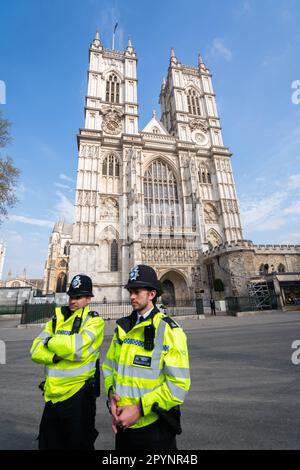 Londra Regno Unito. 4 maggio 2023. Agenti di polizia fuori Westminster Abbey come parte dell'operazione orbo d'oro per fornire la sicurezza per l'incoronazione di re Carlo III, come più di 11.500 agenti di polizia saranno coinvolti in eventi di polizia intorno all'incoronazione per il più grande evento cerimoniale organizzato nella capitale per 70 anni. Credit: amer Ghazzal/Alamy Live News Foto Stock
