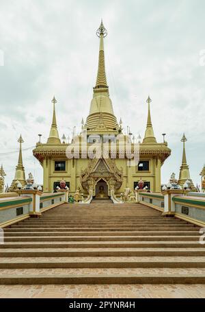 Nakhon Sawan, Thailandia 24 aprile 2023 - la famosa Pagoda Prachulamanee nel Tempio di Wat Khiriwong che ha lo sfondo del cielo. Il tempio si trova al t Foto Stock