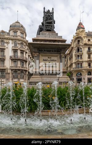 Vista posteriore del monumento alla regina spagnola Isabella il cattolico e Cristoforo Colombo, circondato dai getti d'acqua di una fontana Foto Stock