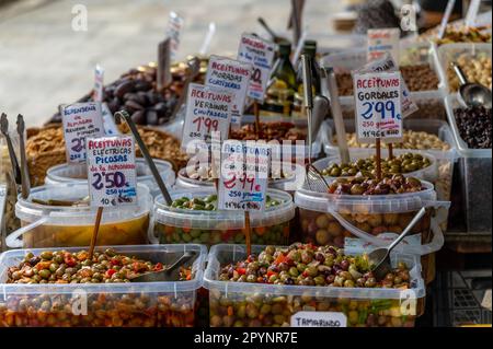 Negozio di strada a Granada (Spagna) con olive, sottaceti e antipasti di diverse varietà con i loro prezzi in euro Foto Stock