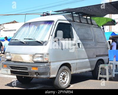 Vecchia macchina utilizzata per il trasporto di merci parcheggiate in un mercato di strada Foto Stock