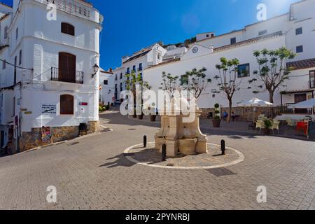 Villaggio bianco Casares in Andalusia, Costa del Sol, Spagna Foto Stock