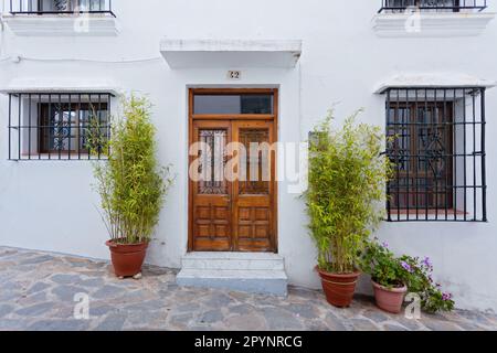 Villaggio bianco Casares in Andalusia, Costa del Sol, Spagna Foto Stock