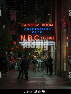 Cartello al neon vintage Rainbow Room di notte a Midtown, Manhattan, New York Foto Stock