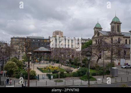 Parigi, Francia - 05 01 2023: Distretto di Flandres. Vista della Piazza Serge Reggiani e la Chiesa di Saint-Jacques-Saint-Christophe Foto Stock